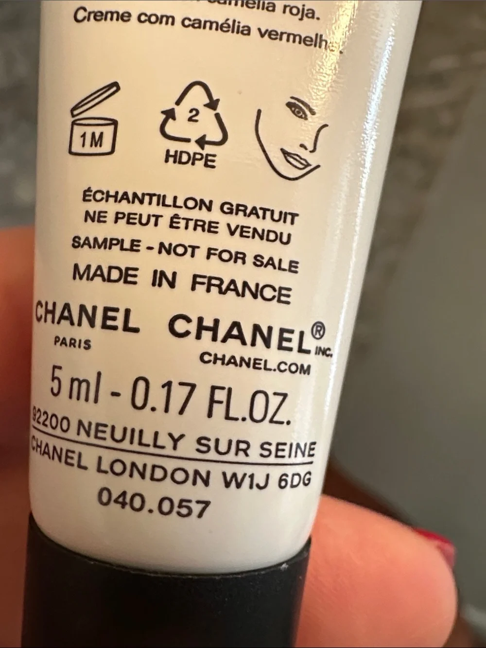 CHANEL N°1 Crème au Camélia Rouge - White & Black Tube